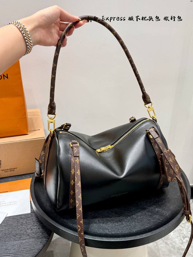 礼盒包装 Lv 新款Express 腋下枕头包旅行包 版型挺括不软塌，上身利落显精神 肩带长度刚好，单肩 斜挎 腋下都舒服，不压肩容量感人，日常出门物品全装下，