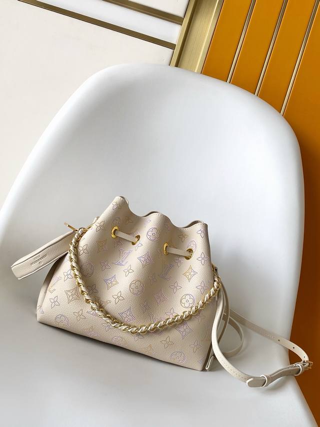 M15114 顶级原单 动态163 本款 Bella 手袋出自 Dream 系列，以镂花皮革呈现 Monogram 穿孔图案，再借水彩效果映现细腻色彩对比。可拆