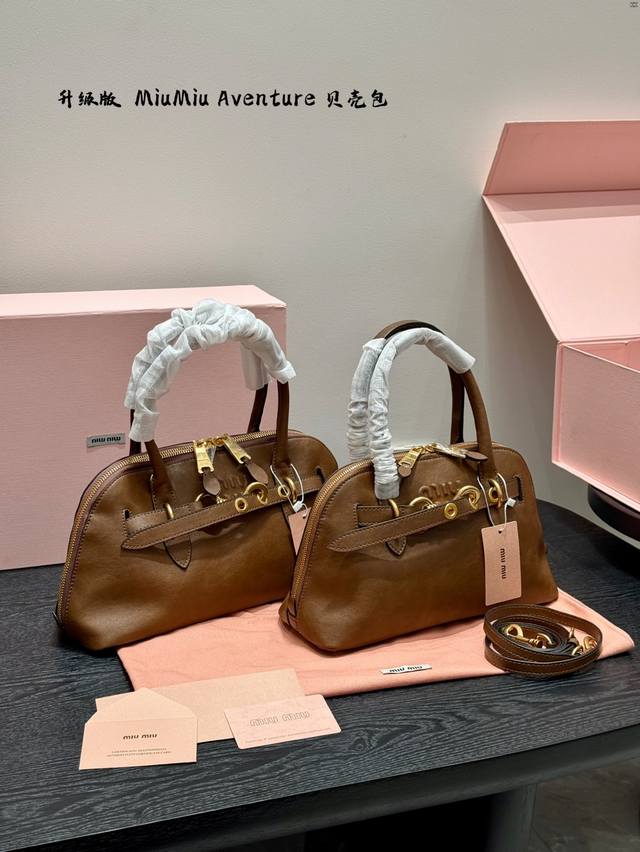 礼盒包装 升级版！ 秋日美拉德还得是这只 Miumiu Aventure贝壳包了 简单复古的包型 每一个包包都设计的这么好看，怪不得人家今年这么火，简直就是神一