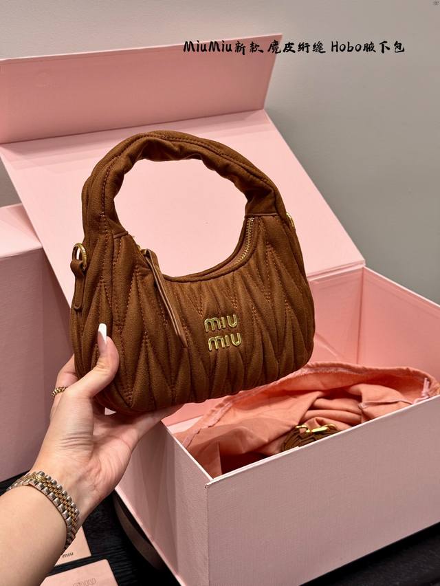 带盒子 磨砂麂皮Hobo月牙包翻毛皮绗缝刺绣款腋下包 红红火火恍恍惚惚缪缪出街啦~ 芜湖~好看的缪缪Miumiu小号Hobo 小号是专柜里卖得最好的的尺寸，容量