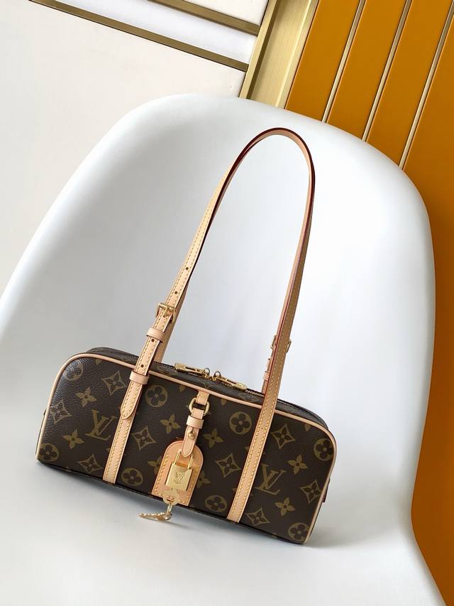 顶级原单 M47031 回溯1980年代Cite手袋的经典设计，成就此款Hangon手袋的浓郁复古格调。Monogram帆布和Wn饰边塑造现代保龄球包廊形，挂锁