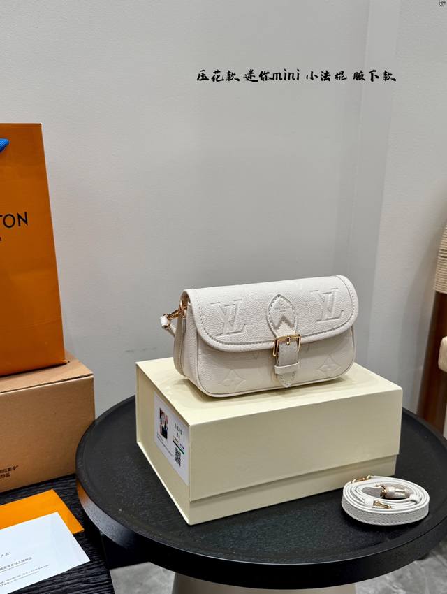 带礼盒 Lv 压花迷你法棍包 小Mini 上身简单又舒服 源自中古包 Sologne 的改良版 整体保留了简洁的包身造型 一根肩带升级成了两根肩带 可以单肩腋下