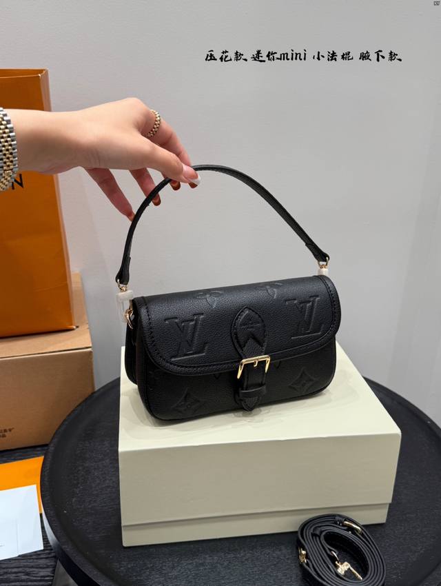 带礼盒 Lv 压花迷你法棍包 小Mini 上身简单又舒服 源自中古包 Sologne 的改良版 整体保留了简洁的包身造型 一根肩带升级成了两根肩带 可以单肩腋下