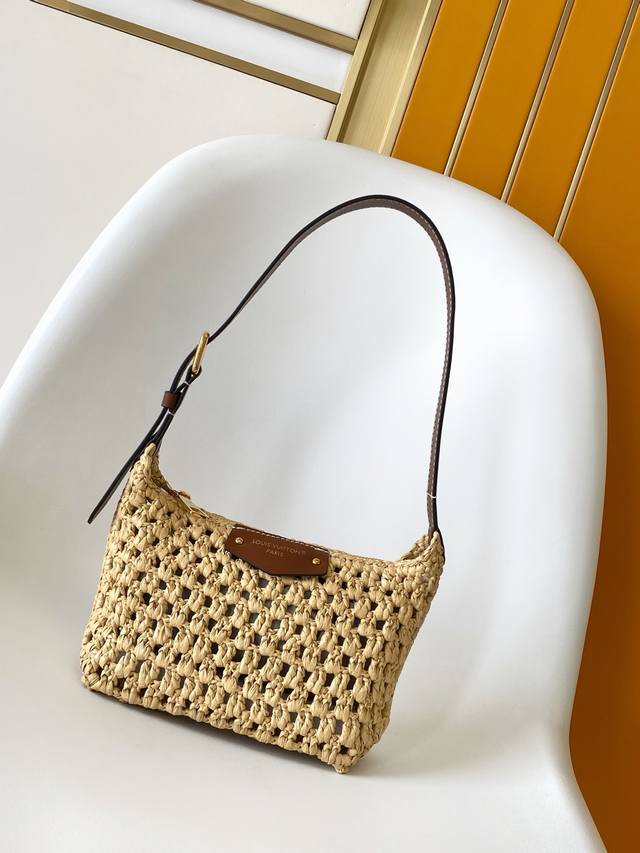 M14304顶级原单 动态163 本款 Hills Pochette 手拿包以拉菲草塑造雅致构型，成就露天聚会与阳光假日的随行佳选。牛皮革饰边与莹泽金属件点睛细