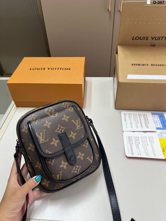 Lv邮差包经典的黑花十经典的邮差包型作为Lv的男士包包来讲真的是入门]级首选款D-367尺寸19×16折叠盒飞机盒