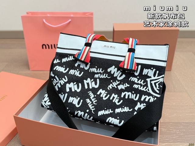 配盒 缪缪Miumiu帆布包 艺术家涂鸦款的帆布托特 小Miu你还挺叛逆 和蓝色的撞色搭配很亮眼哦 尺寸35 25
