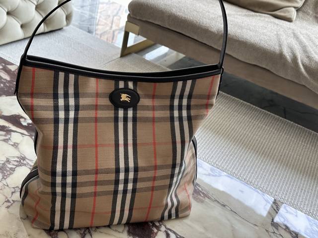 无盒 Size: 34*34 Bur新款包包25年新款Highlands轻巧精致 实用性超强的购物袋 请把这个包焊在我手上 一款上身非常精致的腋下包