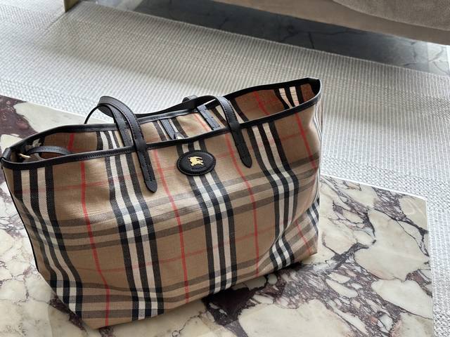 无盒 Size: 中宽54*35 Bur新款包包25年新款Highlands轻巧精致 实用性超强的购物袋 请把这个包焊在我手上 一款上身非常精致的腋下包