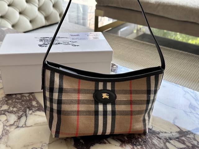 配盒 Size:21*14Cm Bur 新款包包25年新款Highlands轻巧精致 实用性超强嘅肩背包 请把这个包焊在我手上 一款上身非常精致的腋下包