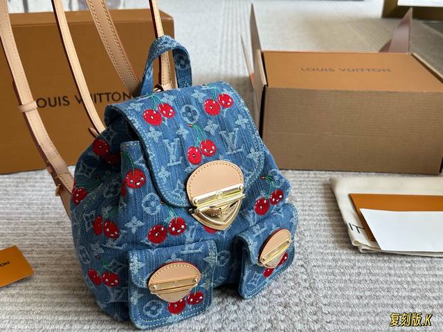 复刻版 尺寸： 20*20Cm Lv 丹宁牛仔双肩包 顶级原单 配礼盒 原版面料 配头层牛皮 这种牛仔材质不怕刮蹭 就喜欢那种微微褪色的做旧感 手感很舒适 自重