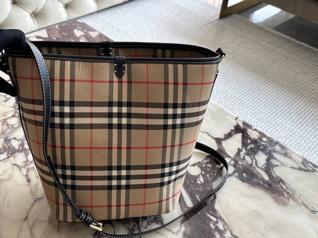 Burberry水桶 格纹老花水桶包上身好看 23×30 Burberry水桶 格纹老花水桶包上身好看 23×30