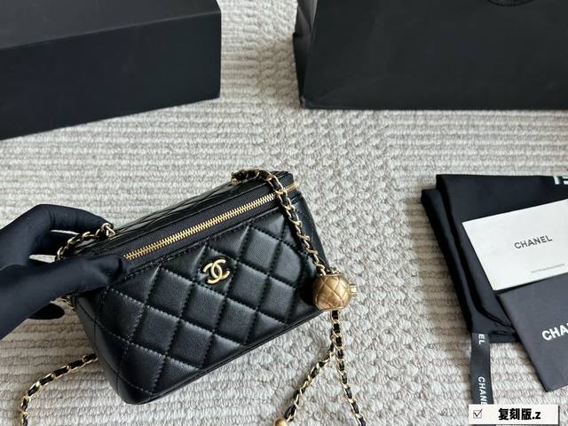 配盒 镜子 金球包！好运滚滚啦！ Size：18Cm Chanel 小香家 金球 化妆小盒子 有了小镜子 各种拗造型