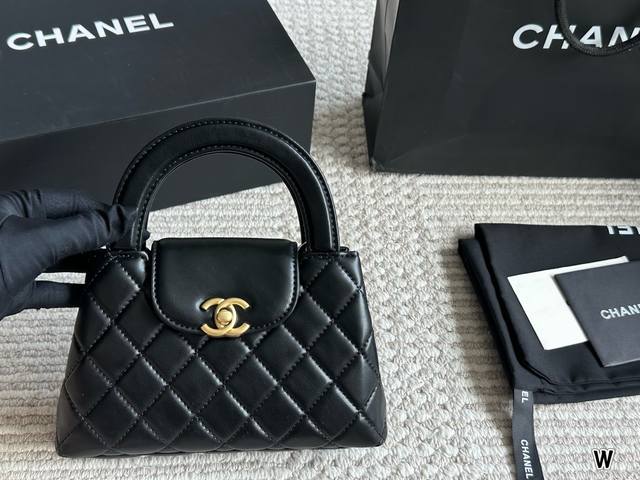 Chanel23Kkelly. 上身图来咯Chanel新款23K最火的一只包包来咯 大号Size完美手机妥妥放下真的复古到不行实物超级精致优雅有种巴黎女人的味道 Chanel23Kkelly. 上身图来咯Chanel新款23K最火的一只包包来咯 大号Size完美手机妥妥放下真的复古到不行实物超级精致优雅有种巴黎女人的味道