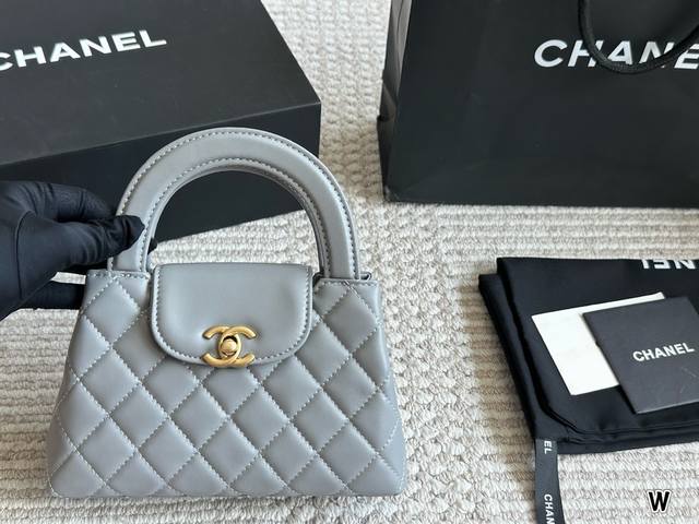 Chanel23Kkelly. 上身图来咯Chanel新款23K最火的一只包包来咯 大号Size完美手机妥妥放下真的复古到不行实物超级精致优雅有种巴黎女人的味道