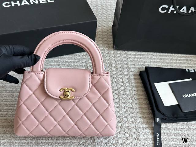 Chanel23Kkelly. 上身图来咯Chanel新款23K最火的一只包包来咯 大号Size完美手机妥妥放下真的复古到不行实物超级精致优雅有种巴黎女人的味道 Chanel23Kkelly. 上身图来咯Chanel新款23K最火的一只包包来咯 大号Size完美手机妥妥放下真的复古到不行实物超级精致优雅有种巴黎女人的味道