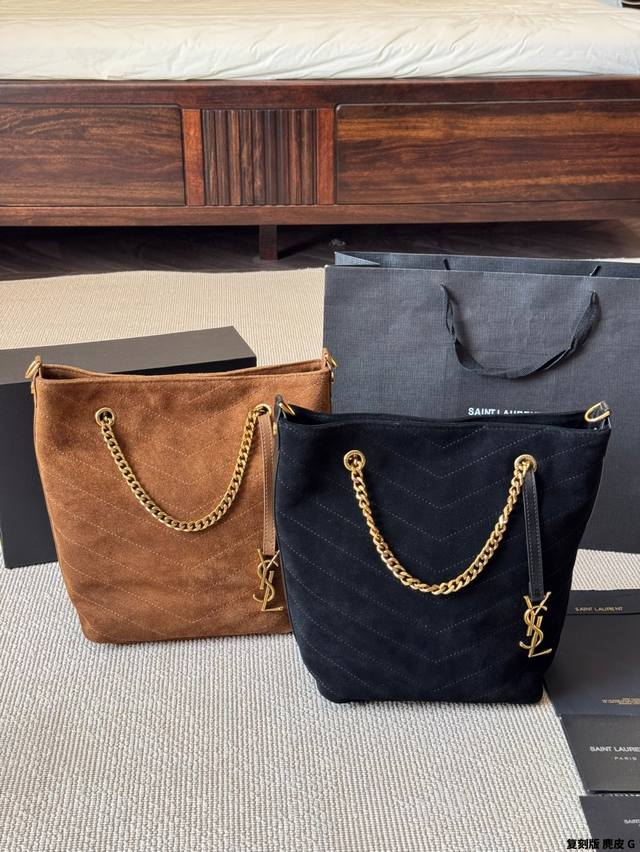 复刻版 麂皮 Ysl ｜Fashion 这个款式热度很高，黑金配色高级，包型时尚，容量足够，万物可装，坚版包型上身修长身形，自带慵懒感！ 包包采用柔软纳帕皮革，