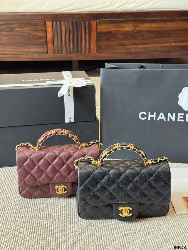 复刻版 鱼子纹 Chanel｜25B双C编织手柄Cf 新款金属手柄 Cf Mini 真香，金属双C Logo 经典万年③ 金这季手柄跟以往也不一样了，金属装饰是