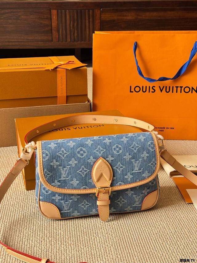 原版布 牛仔 Lv Louis Vuitton ｜牛仔Diane法棍包 Lv法棍Diane绝绝子 上身复古又舒服 设计灵感来自于中古包Sologne 两条肩带