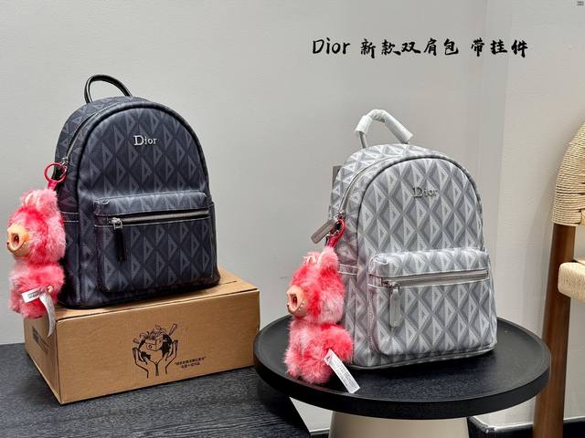 搭配拉布布挂件 Dior迪奥 新款 双肩包 男女皆可的款式 大容量 日常出行 任何搭配都可轻松驾驭 尺寸:27 32 搭配拉布布挂件 Dior迪奥 新款 双肩包 男女皆可的款式 大容量 日常出行 任何搭配都可轻松驾驭 尺寸:27 32