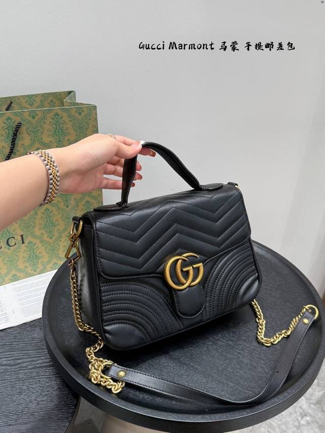 礼盒包装 Gucci Marmont手提邮差包 黑武士马蒙包 系列链带肩背包采用颇具结构感的柔软造型和超大号翻盖封口，配以双 G 金属配件。可滑动链条肩带有多种