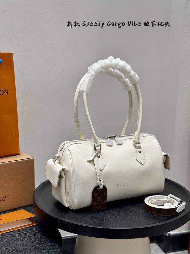 配盒 升级版 钢五金 Lv 2025春夏系列 腋下枕头包 新款Speedy Cargo Vibe皮子又软又亮,带拉链的大包彻底解决了怕包包没有拉链的东西掉出去的 配盒 升级版 钢五金 Lv 2025春夏系列 腋下枕头包 新款Speedy Cargo Vibe皮子又软又亮,带拉链的大包彻底解决了怕包包没有拉链的东西掉出去的