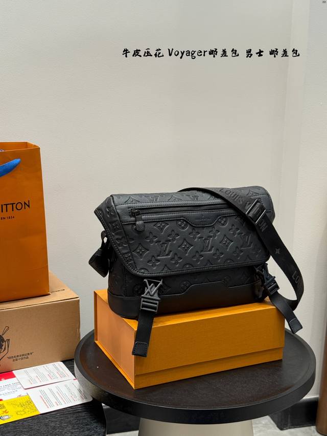 礼盒包装 Lv Voyager邮差包！！牛皮压花 男款中的当红炸子鸡！ 学院风的邮差包造型，搭配宽肩带舒适卸力。卡扣翻盖设计，间隔分明实用，容量十足日常出行完全