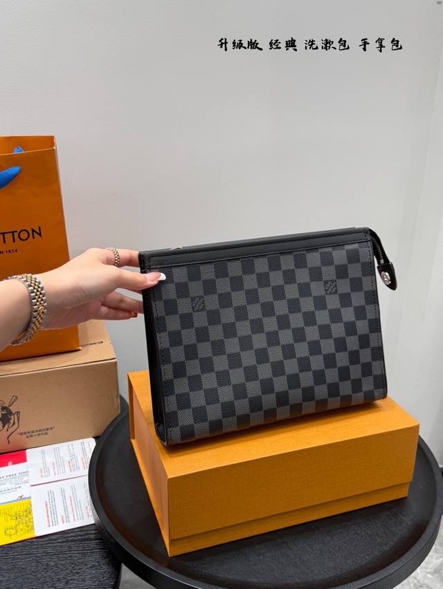 配礼盒 Lv经典款洗漱包 男士手拿包新品 多用款 其实包包本身是个洗漱袋化妆包 被拿来用做手包 一般的手包都是扁扁的 但是这款手包底部是宽的 虽说是个手包 但能 配礼盒 Lv经典款洗漱包 男士手拿包新品 多用款 其实包包本身是个洗漱袋化妆包 被拿来用做手包 一般的手包都是扁扁的 但是这款手包底部是宽的 虽说是个手包 但能