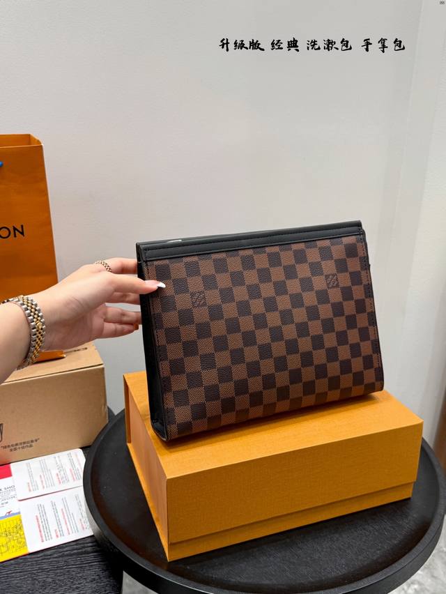 配礼盒 Lv经典款洗漱包 男士手拿包新品 多用款 其实包包本身是个洗漱袋化妆包 被拿来用做手包 一般的手包都是扁扁的 但是这款手包底部是宽的 虽说是个手包 但能