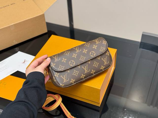 配折叠盒飞机盒 Size：22*12Cm Lv 新晋爆款Ivy Woc 出道即巅峰 双链条设计的麻将包 可斜挎可单肩可手提 内置卡槽 可爱好用！