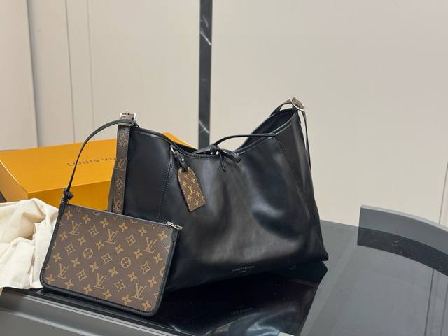折叠盒飞机盒 Size：42.30Cm Lv Carryall 年度包王 带有蝴蝶结的腋下包喜欢吗， 内附一只收纳零钱包， 性价比颜值超在线了 ！ 单肩斜挎完全