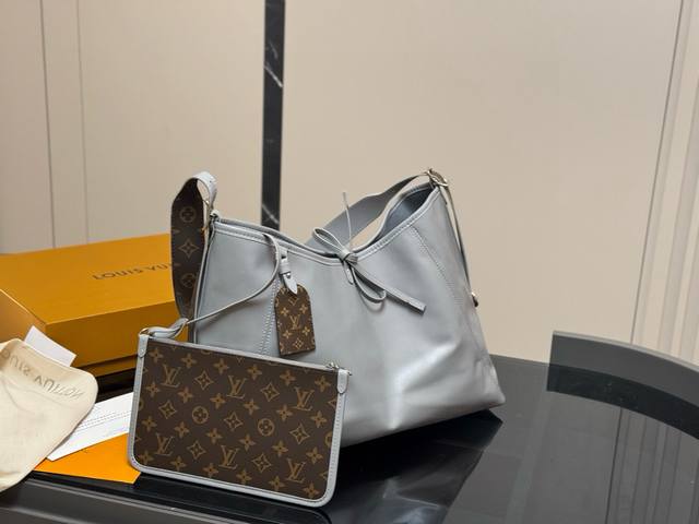 折叠盒飞机盒 Size：42.30Cm Lv Carryall 年度包王 带有蝴蝶结的腋下包喜欢吗， 内附一只收纳零钱包， 性价比颜值超在线了 ！ 单肩斜挎完全
