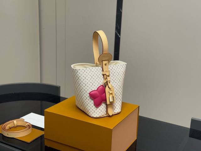 配折叠盒飞机盒 Lv中古包又一位当红炸子鸡来咯 一只看似中古中矩却又有点标新立异的包。 水桶包 配零钱包 尺寸:18.17Cm