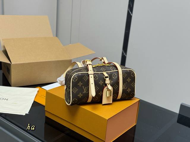 配折叠盒飞机盒 Lv ｜Hangon保龄球包 Lv新款Hangon上身真的巨美！ 包体小小的 但挺能装 粉饼腮红口红染眉膏甚至Celine墨镜包也塞进去了我对长