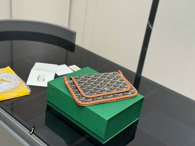 配盒 戈雅信封包 属于这个季节的包 完美1:1定制 从头到尾全部都是客订哦！ 尺寸：20*14Cm