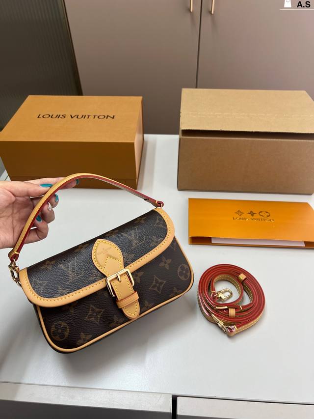 L家 Diane Mini迷你法棍手袋 定制老花面料搭配深色树膏皮 配置两条肩带 今天的快乐是法棍给的！A.S尺寸19×10折叠盒飞机盒