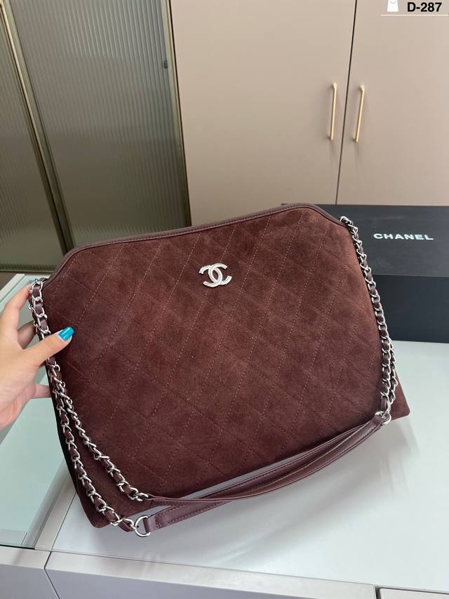 Chanel香奈儿Vintage磨砂链条托特杀伤力很大！！氛围感拉满小香磨砂棕色链条托特太好看了好适合秋冬哟D-287尺寸38×27折叠盒