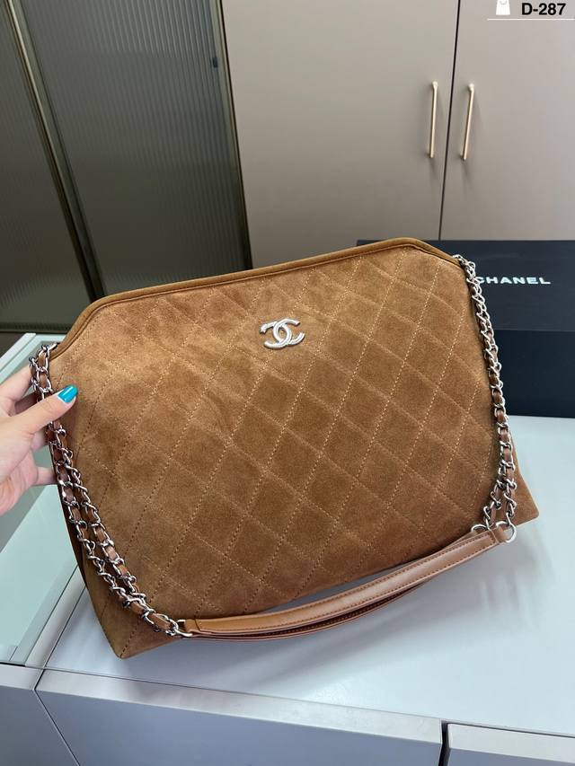 Chanel香奈儿Vintage磨砂链条托特杀伤力很大！！氛围感拉满小香磨砂棕色链条托特太好看了好适合秋冬哟D-287尺寸38×27折叠盒