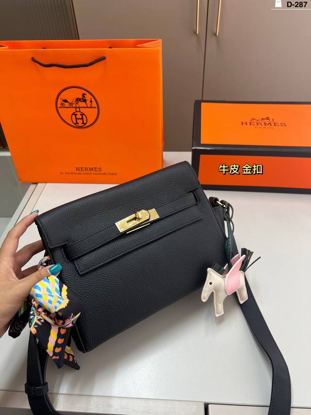 牛皮 爱马仕单肩包 爱马仕邮差包爱马仕凯丽单肩包Hermes Kelly Messenger 邮差 差包与 Kelly包的经典元素完美结合 D-287尺寸25× 牛皮 爱马仕单肩包 爱马仕邮差包爱马仕凯丽单肩包Hermes Kelly Messenger 邮差 差包与 Kelly包的经典元素完美结合 D-287尺寸25×