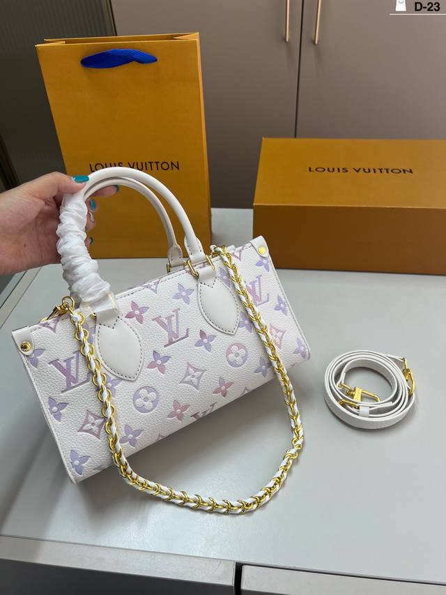 Lv 七夕限定横版托特包 精致美丽 高级优雅很好驾驭,不挑衣服,不挑季节一年四季都可,可盐可甜 D-23尺寸25×14折叠盒 Lv 七夕限定横版托特包 精致美丽 高级优雅很好驾驭,不挑衣服,不挑季节一年四季都可,可盐可甜 D-23尺寸25×14折叠盒