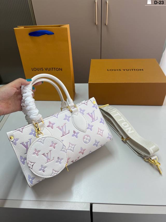 Lv 七夕限定横版托特包 精致美丽 高级优雅很好驾驭,不挑衣服,不挑季节一年四季都可,可盐可甜 D-23尺寸25×14折叠盒 Lv 七夕限定横版托特包 精致美丽 高级优雅很好驾驭,不挑衣服,不挑季节一年四季都可,可盐可甜 D-23尺寸25×14折叠盒