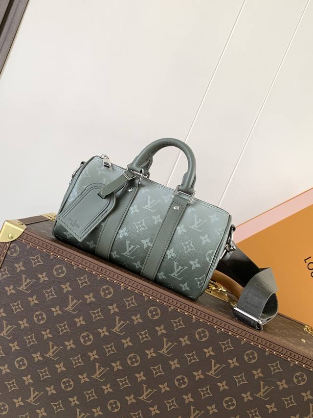 M11591 顶级原单 变码芯片163C 本款 Keepall 25 手袋取材 Monogram Eclipse Reverse 帆布，展现路易威登经典图案的优