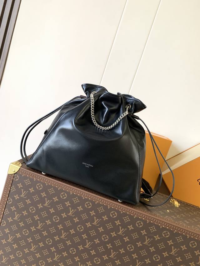 顶级原单，变码芯片M25545 Off Duty 中号手袋出自 Lv Vibe 系列，可为各式造型注入前卫摇滚风范。羊皮革包身配有莹泽金属件，Lv Circle