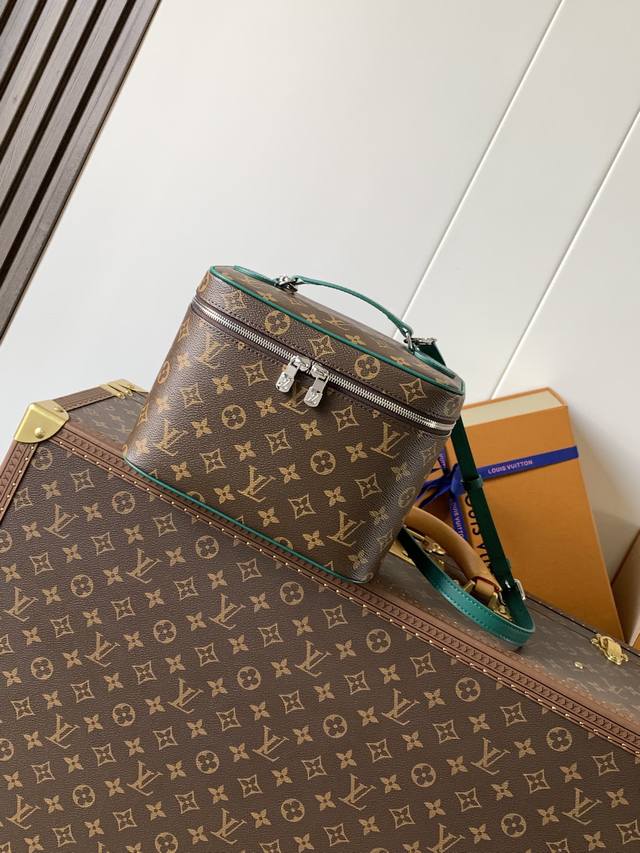 顶级原单，变码芯片 M12667绿色 M12668蓝色 M12671大红 M14886玫红 本款 Nice Bb 化妆包取材经典 Monogram 帆布，为镶边