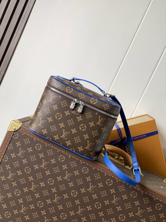 顶级原单，变码芯片 M12667绿色 M12668蓝色 M12671大红 M14886玫红 本款 Nice Bb 化妆包取材经典 Monogram 帆布，为镶边