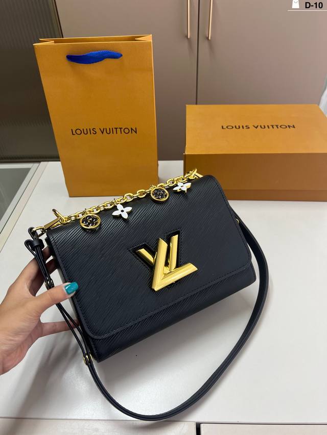 Lv Twist水波纹扭锁包包 复古优雅 永远的经典 正式休闲皆可 日常通勤无压力 D-10尺寸23×15折叠盒 Lv Twist水波纹扭锁包包 复古优雅 永远的经典 正式休闲皆可 日常通勤无压力 D-10尺寸23×15折叠盒