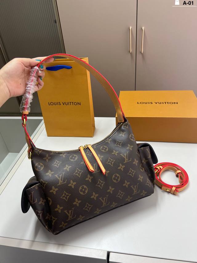 Lv路易威登-Dream太妙了看完就入手 自重很轻,有两条肩带可以手提斜挎 侧面还有两个兜兜相比Djounery还是更喜欢A-01尺寸25×17折叠盒 Lv路易威登-Dream太妙了看完就入手 自重很轻,有两条肩带可以手提斜挎 侧面还有两个兜兜相比Djounery还是更喜欢A-01尺寸25×17折叠盒