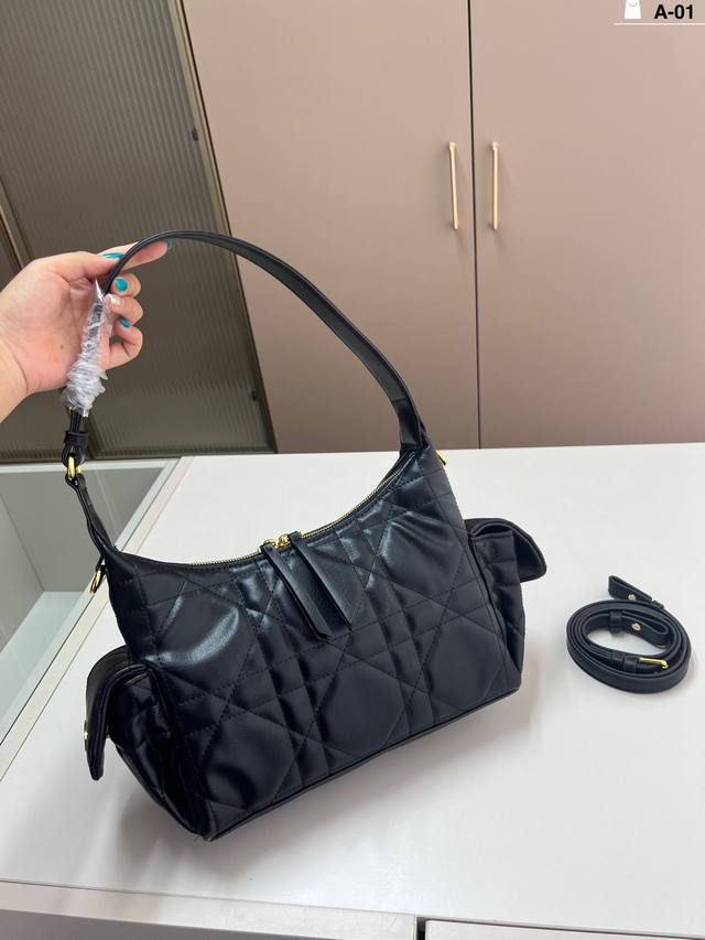 Dior迪奥D-Dream太妙了看完就入手 自重很轻,有两条肩带可以手提斜挎 侧面还有两个兜兜相比Djounery还是更喜欢A-01尺寸25×17折叠盒 Dior迪奥D-Dream太妙了看完就入手 自重很轻,有两条肩带可以手提斜挎 侧面还有两个兜兜相比Djounery还是更喜欢A-01尺寸25×17折叠盒