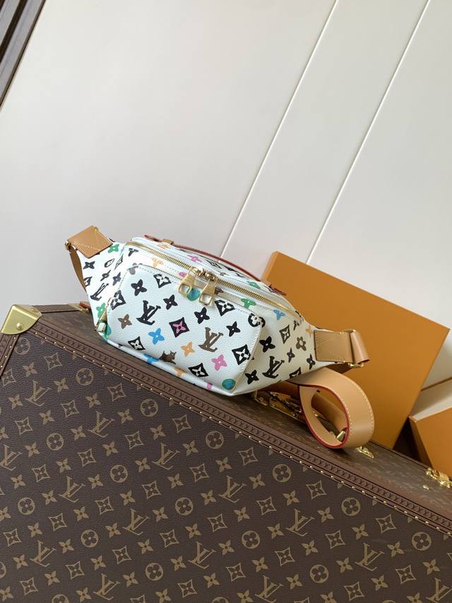 M24858白彩 顶级原单 变码芯片163C Rush 腰包本款 Rush 腰包取材Monogram Craggy涂层帆布，为日常出行带来便携之选。拉链前袋方便