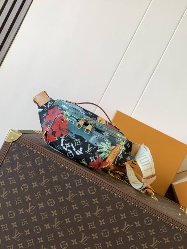 M24992 顶级原单 变码芯片163C Rush 腰包本款 Rush 腰包取材Monogram Craggy涂层帆布，为日常出行带来便携之选。拉链前袋方便取放