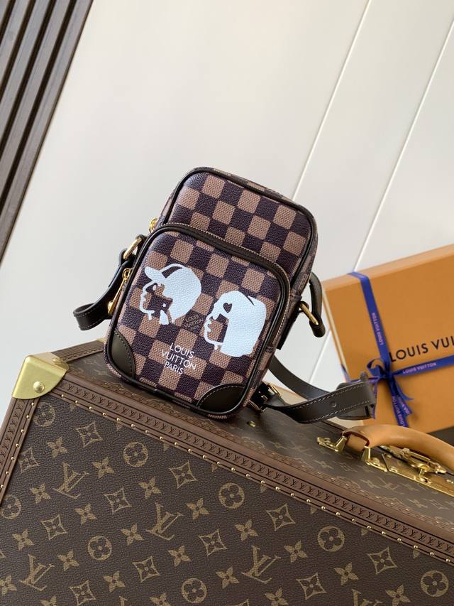 N40768 顶级原单 变码芯片163C 本款 Amazone 斜挎包取材Damier Phriendship帆布，以 Pharrell Williams与日本